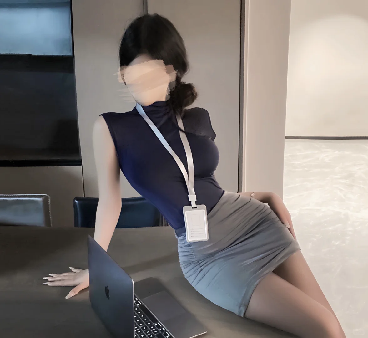 ?纯欲辣妹秘书上线！这条包臀裙杀疯了！**