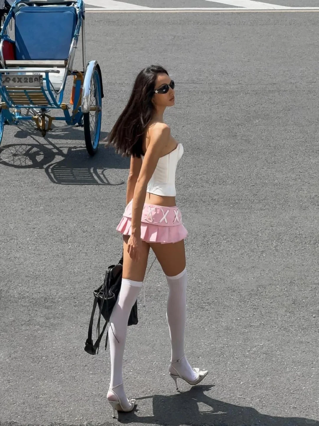 想象中自己穿美式卡胯辣妹裙出门的样子：