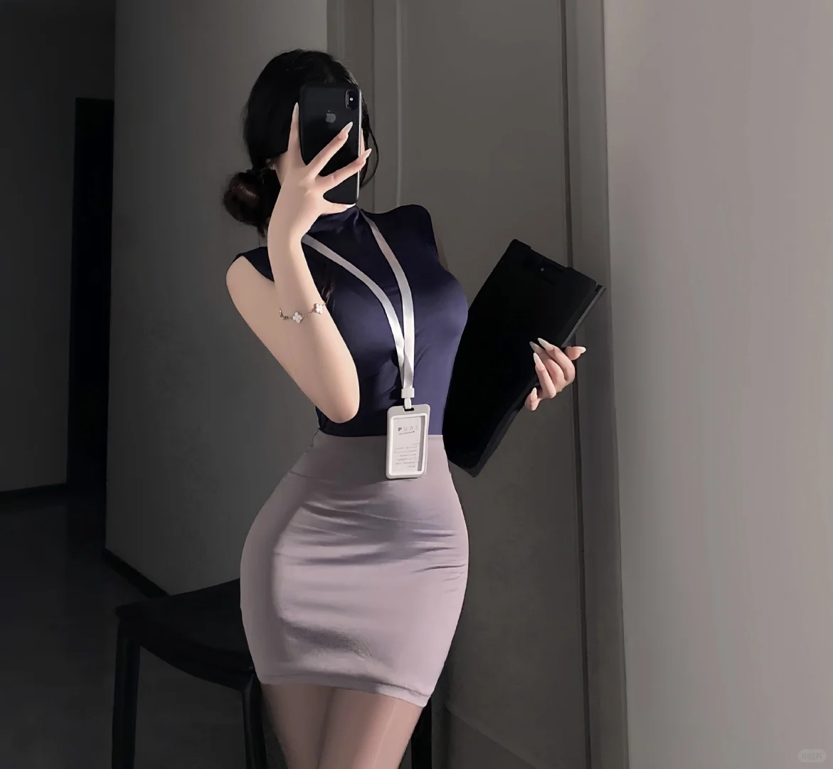 ?纯欲辣妹秘书上线！这条包臀裙杀疯了！**