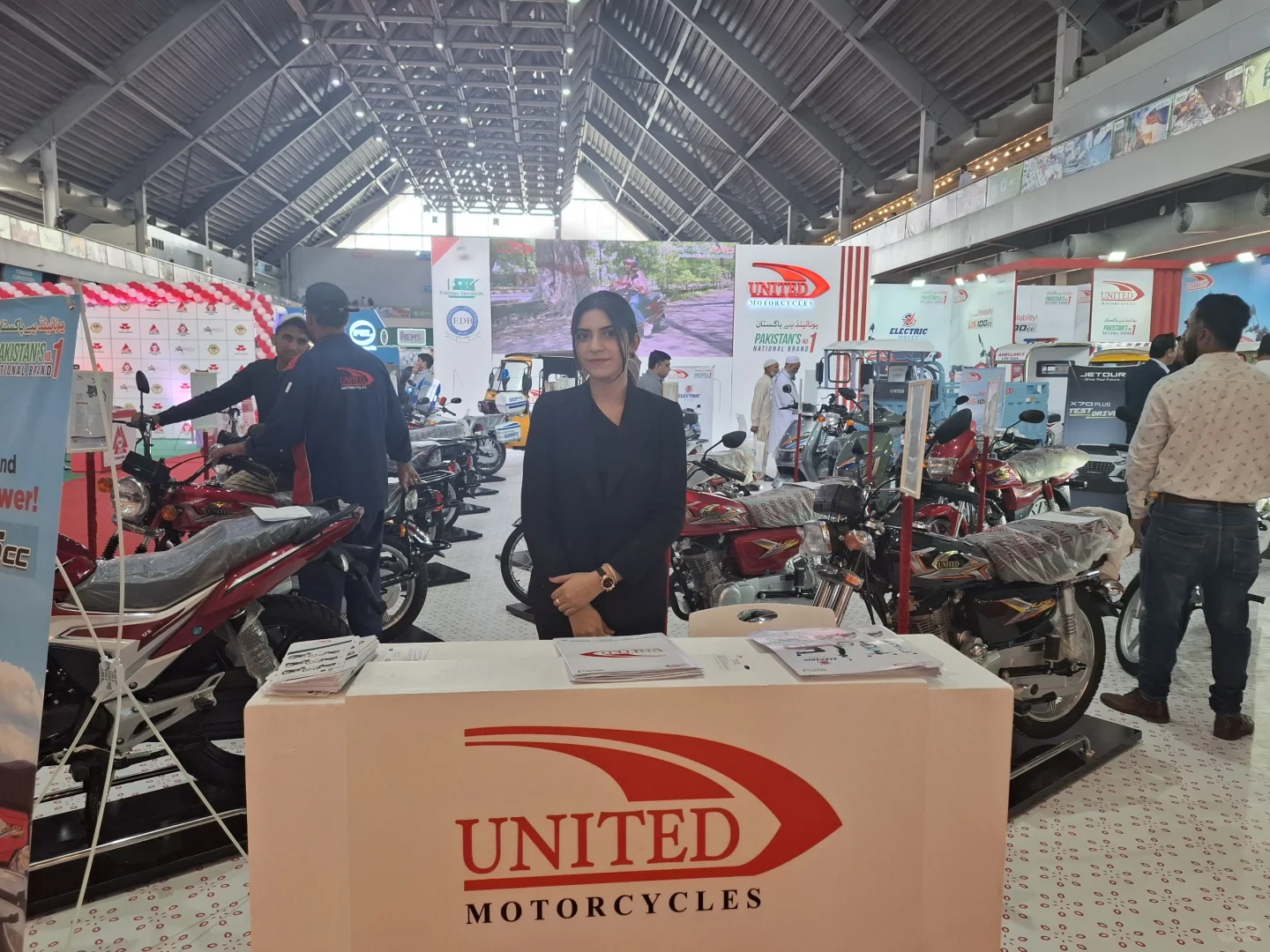 大叔在巴基斯坦展会拍美女。