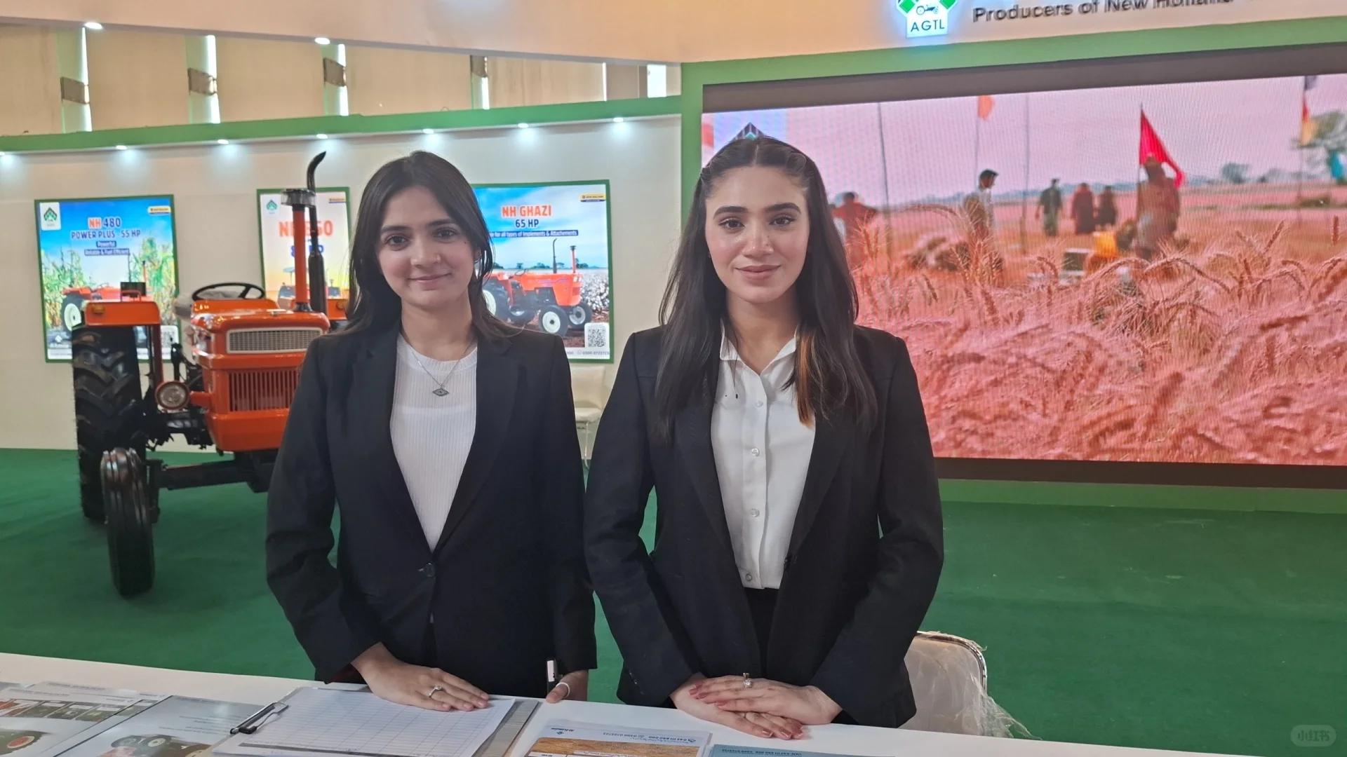 大叔在巴基斯坦展会拍美女。