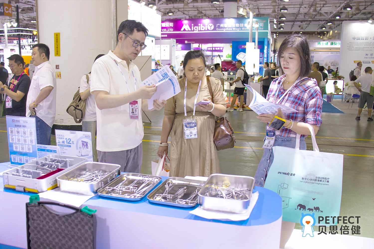 展会现场火爆，人潮汇聚