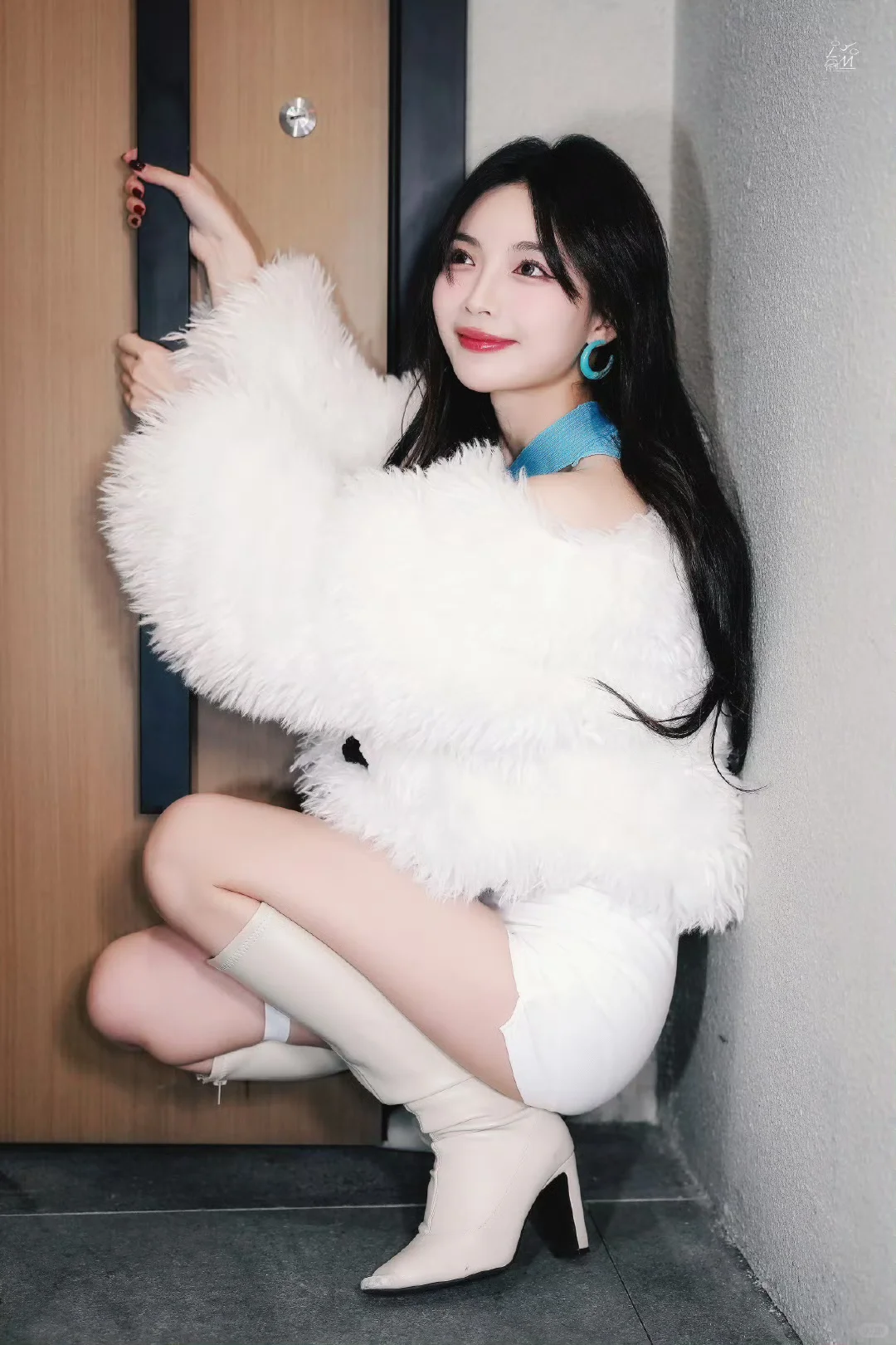 许杨玉足白色高跟靴造型