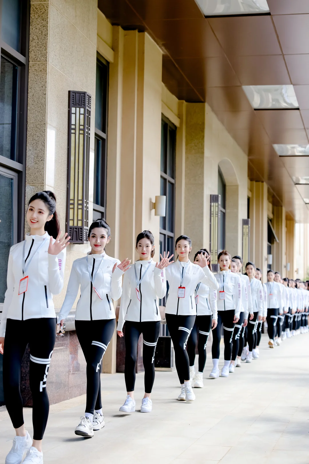 偷偷拍下超模选手候场画面，超美！