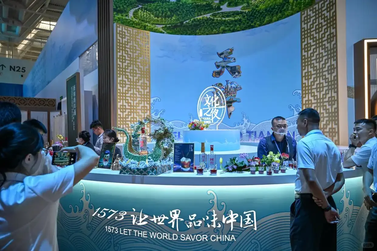 大会现场，人形机器人也太萌了！