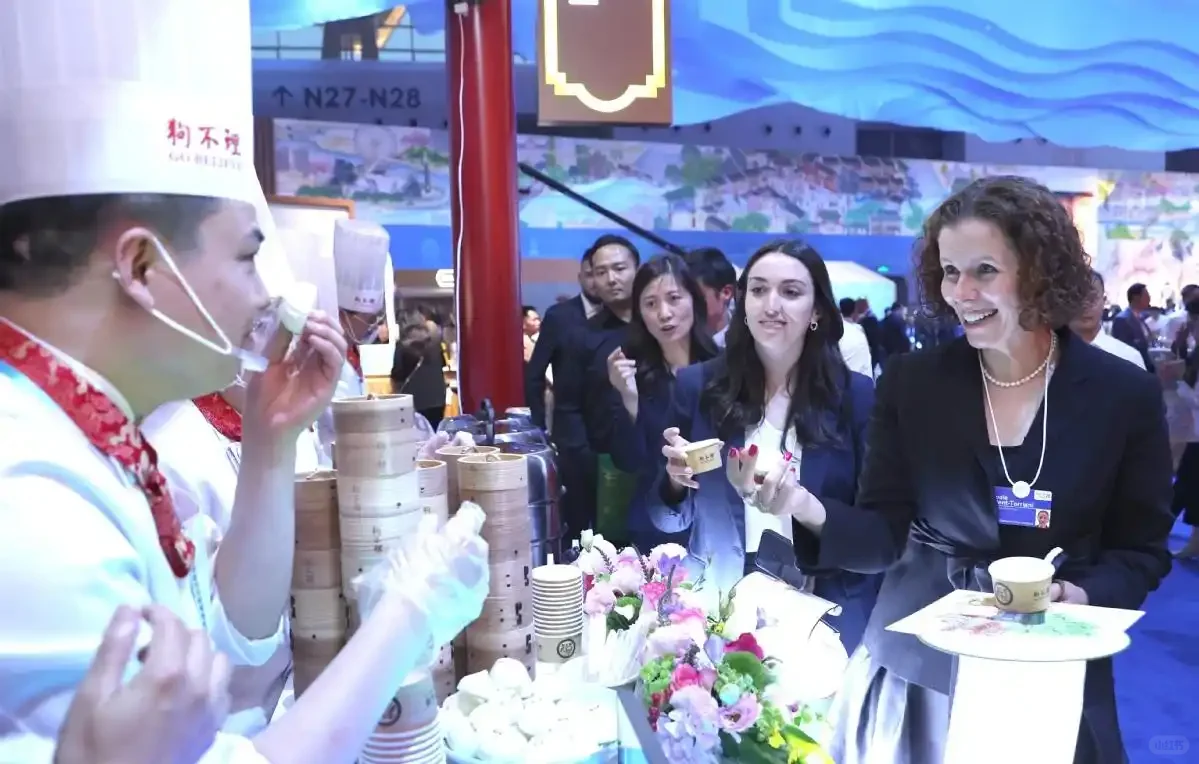 大会现场，人形机器人也太萌了！