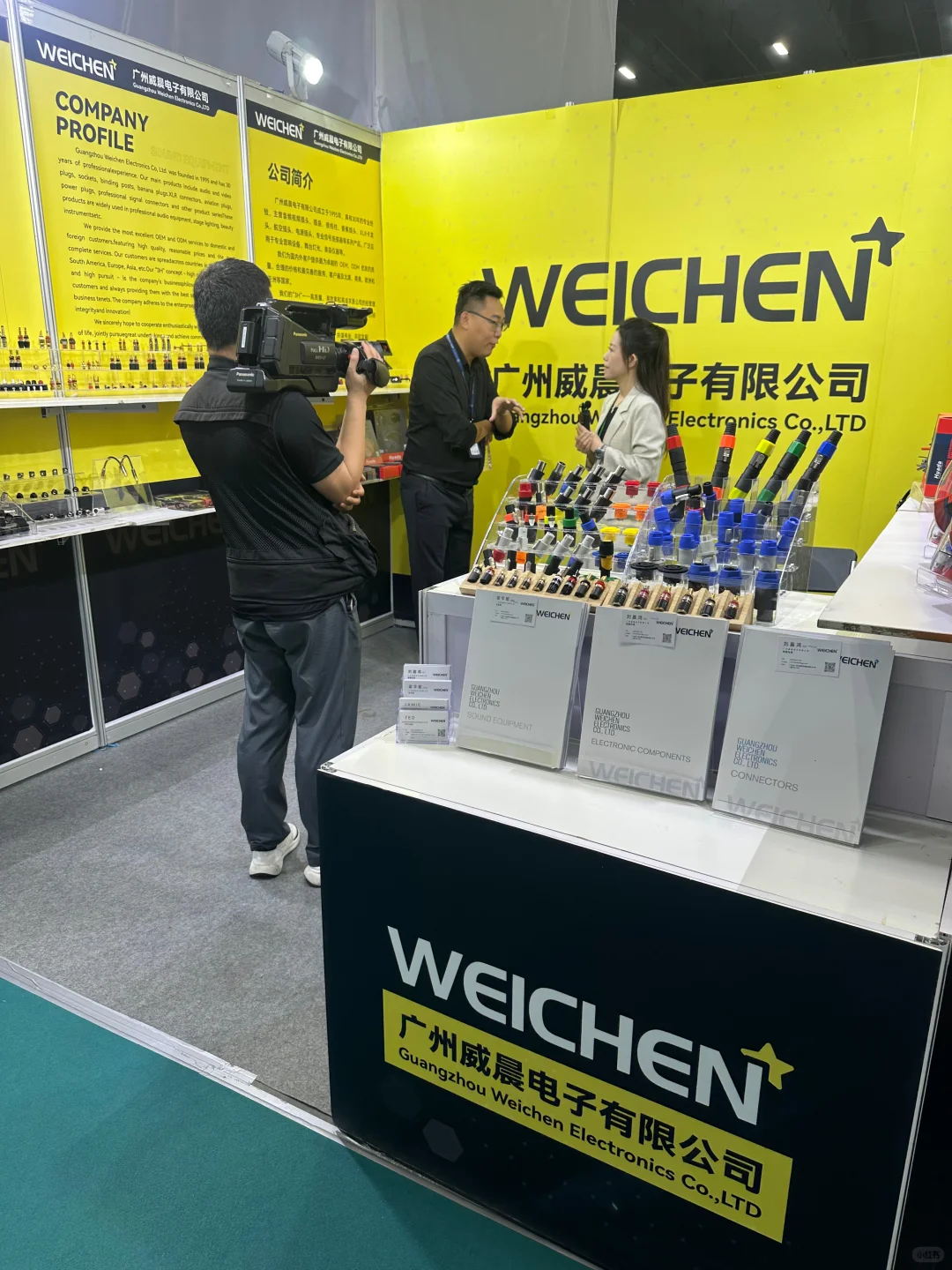 起猛了 参加展会突然被央视采访 腋下冒汗