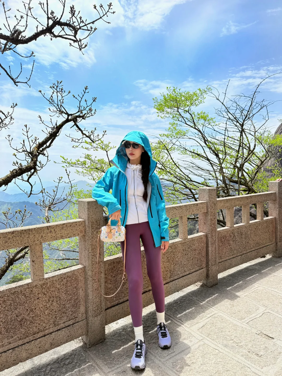 爬安徽黄山的lululemon女孩儿