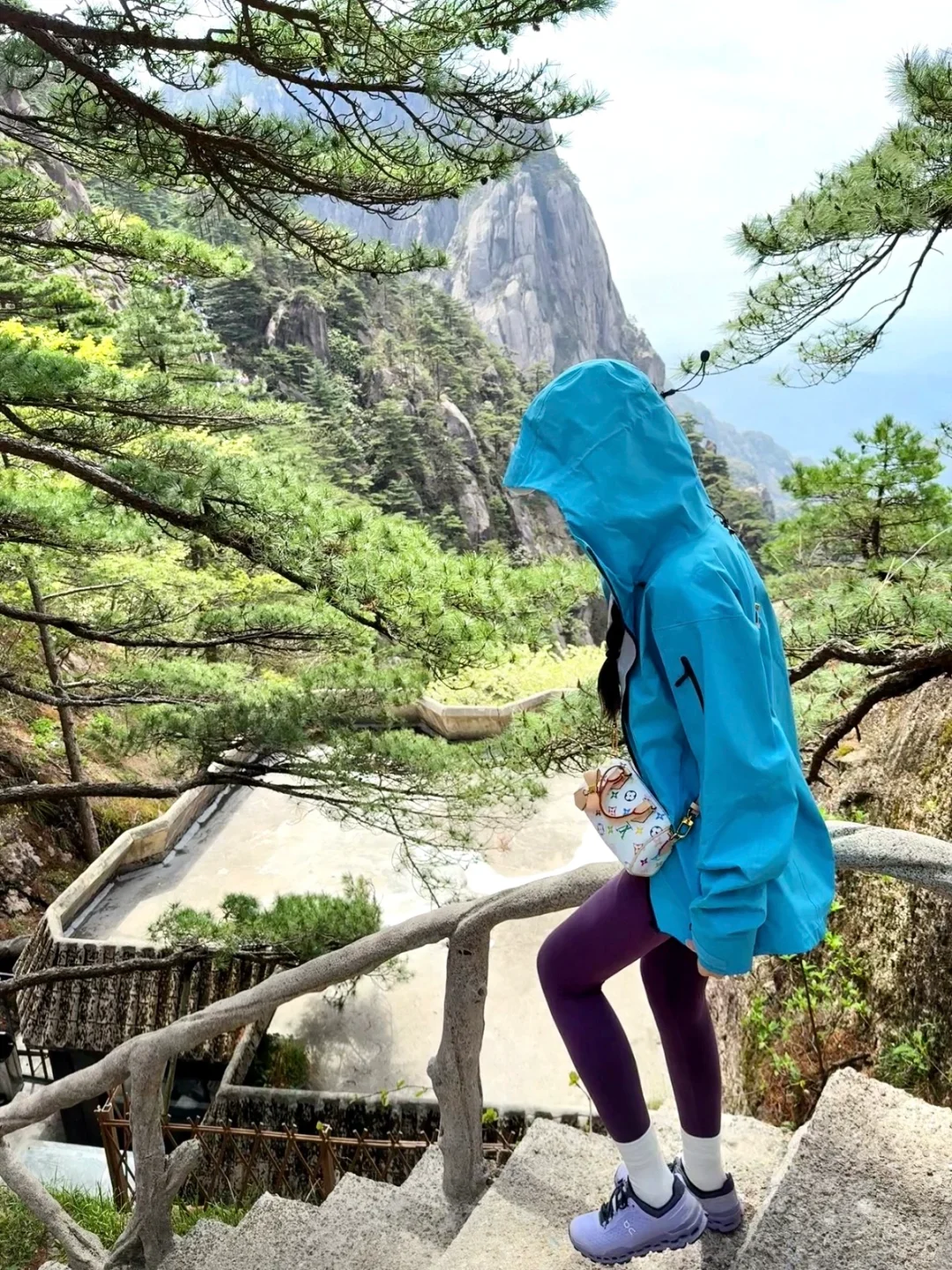 爬安徽黄山的lululemon女孩儿