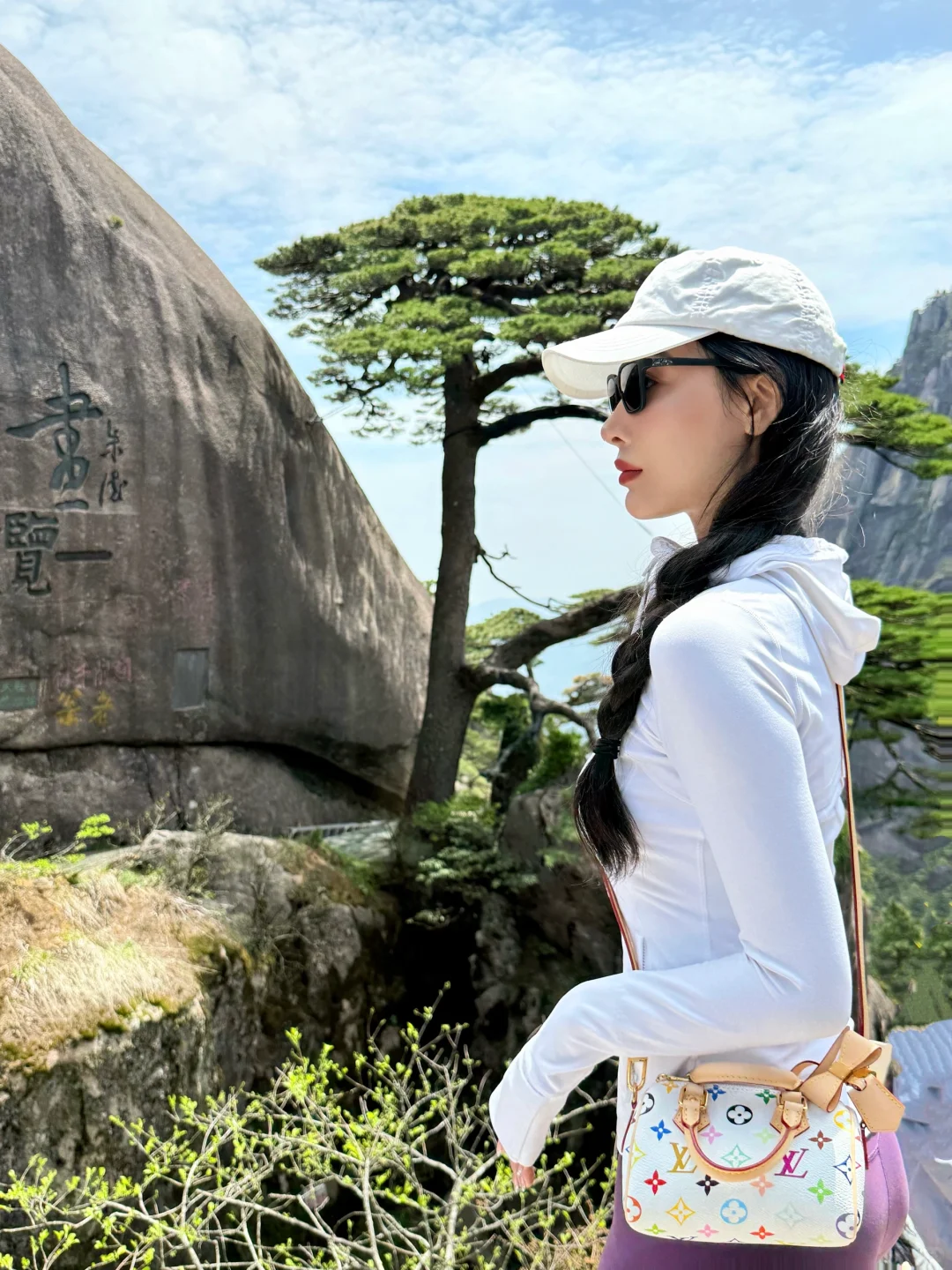 爬安徽黄山的lululemon女孩儿