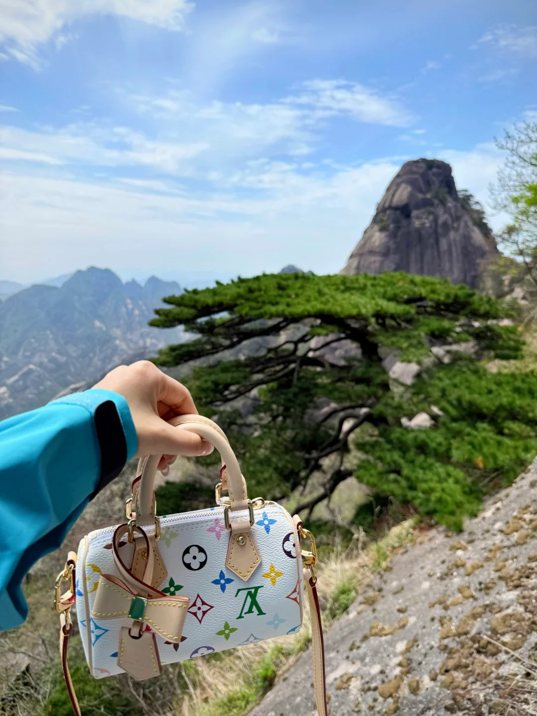 爬安徽黄山的lululemon女孩儿