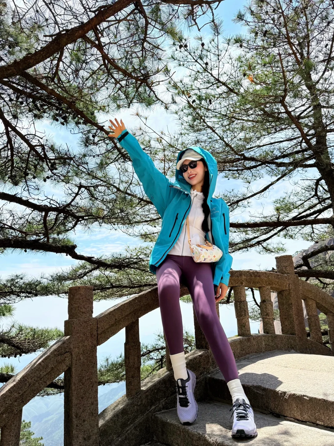 爬安徽黄山的lululemon女孩儿