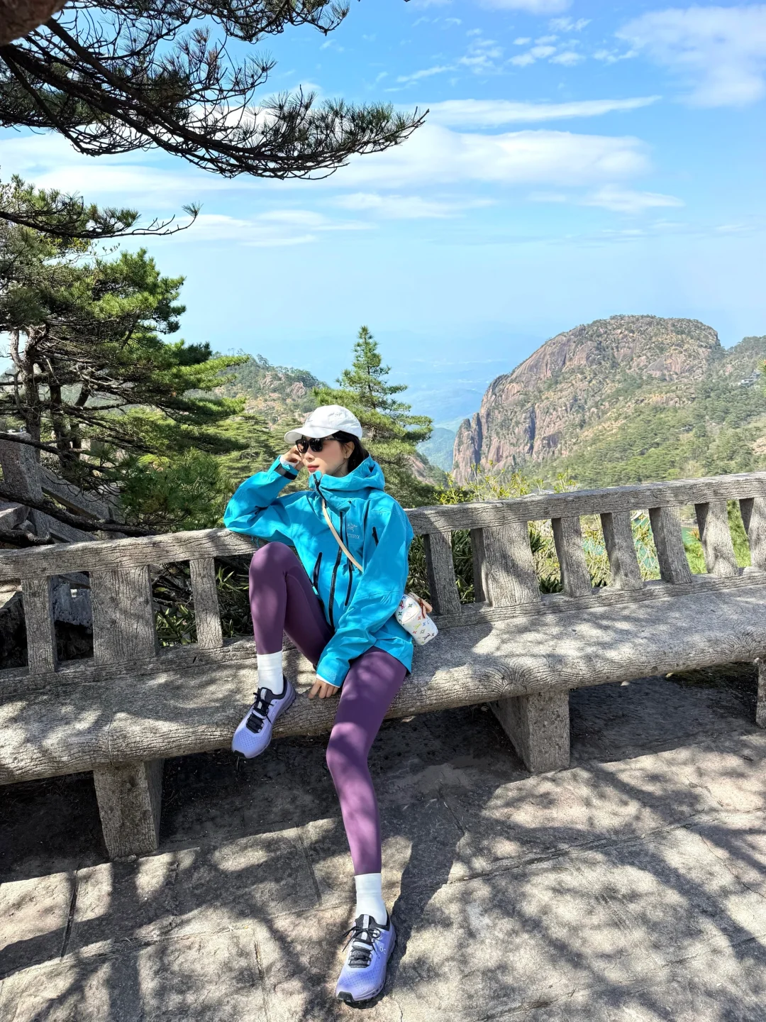 爬安徽黄山的lululemon女孩儿