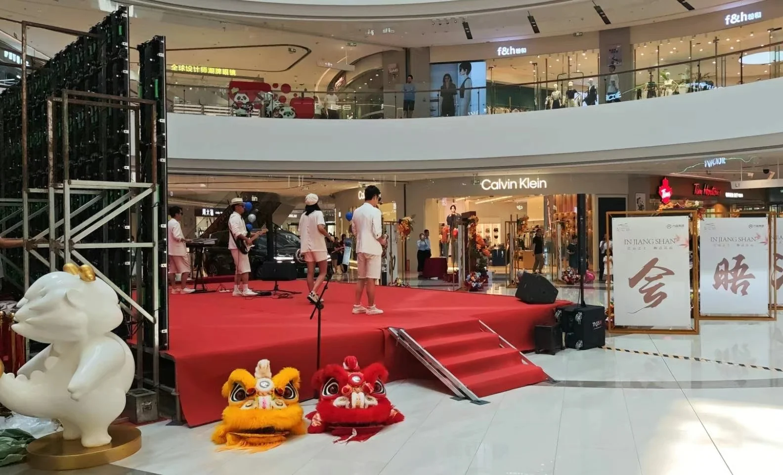 一边上班，一边看演出！