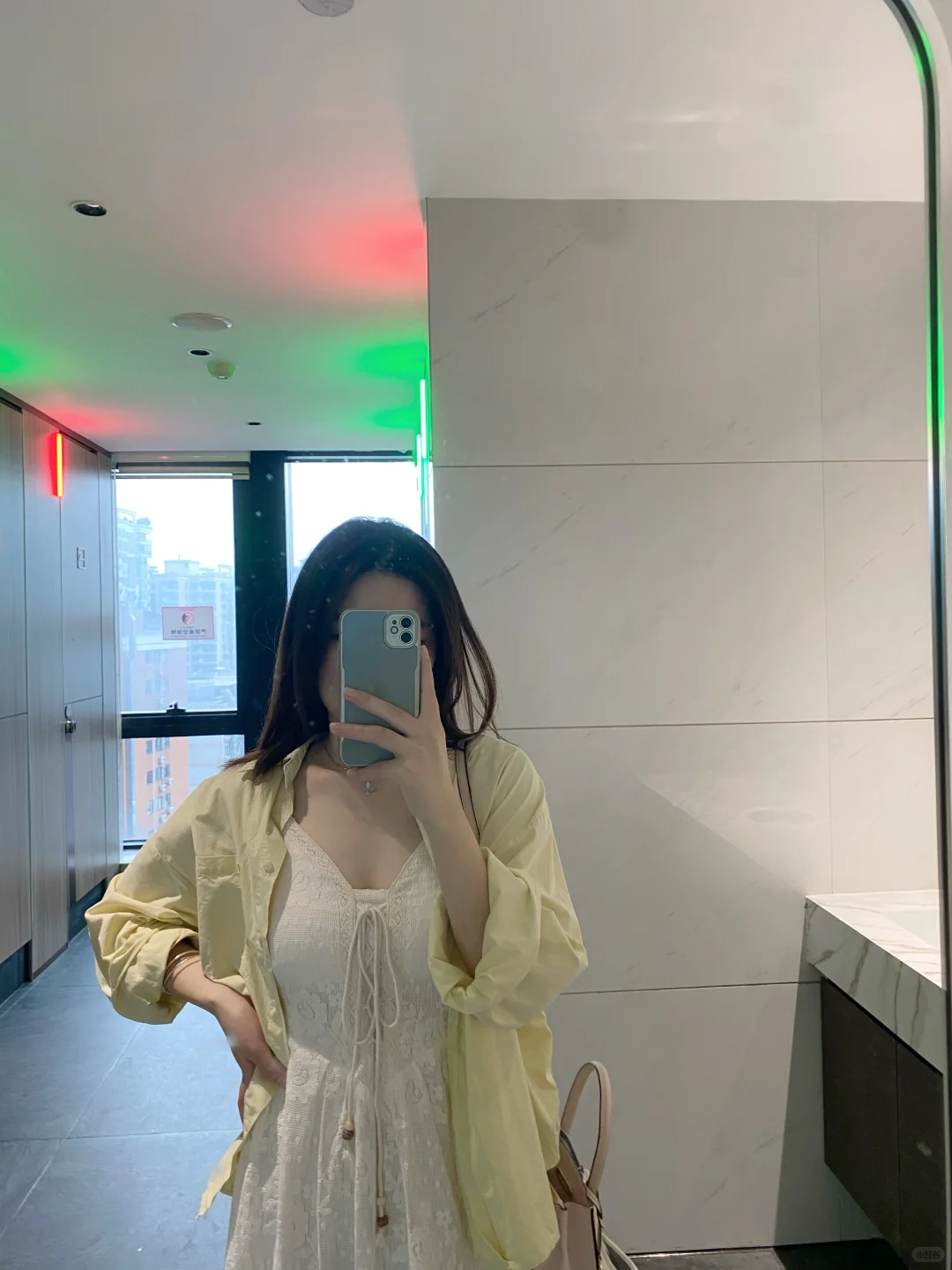 30岁了才敢穿露胸的衣服