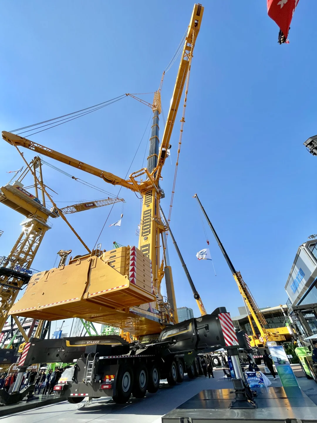 零距离感受全球最大轮式4000吨起重机「徐工」