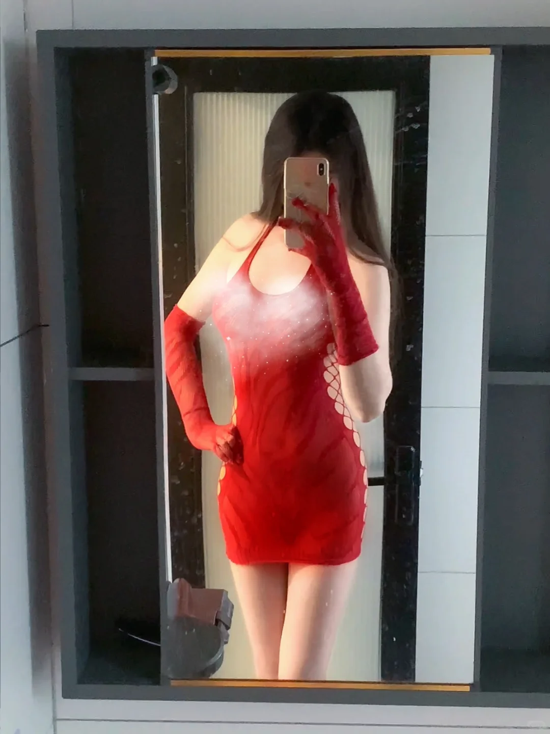 姐妹们！左滑！看我穿上红色裙子❗️
