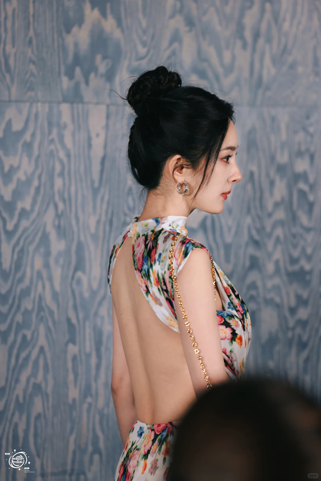 杨幂露背装，腰这么细吗？