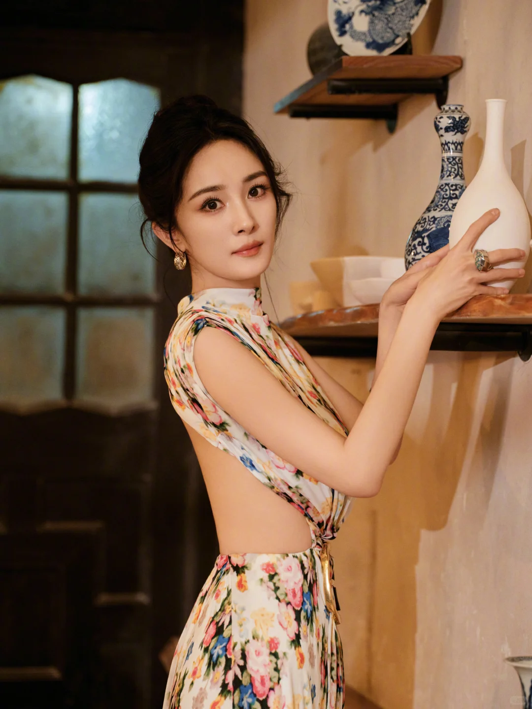 杨幂露背装，腰这么细吗？