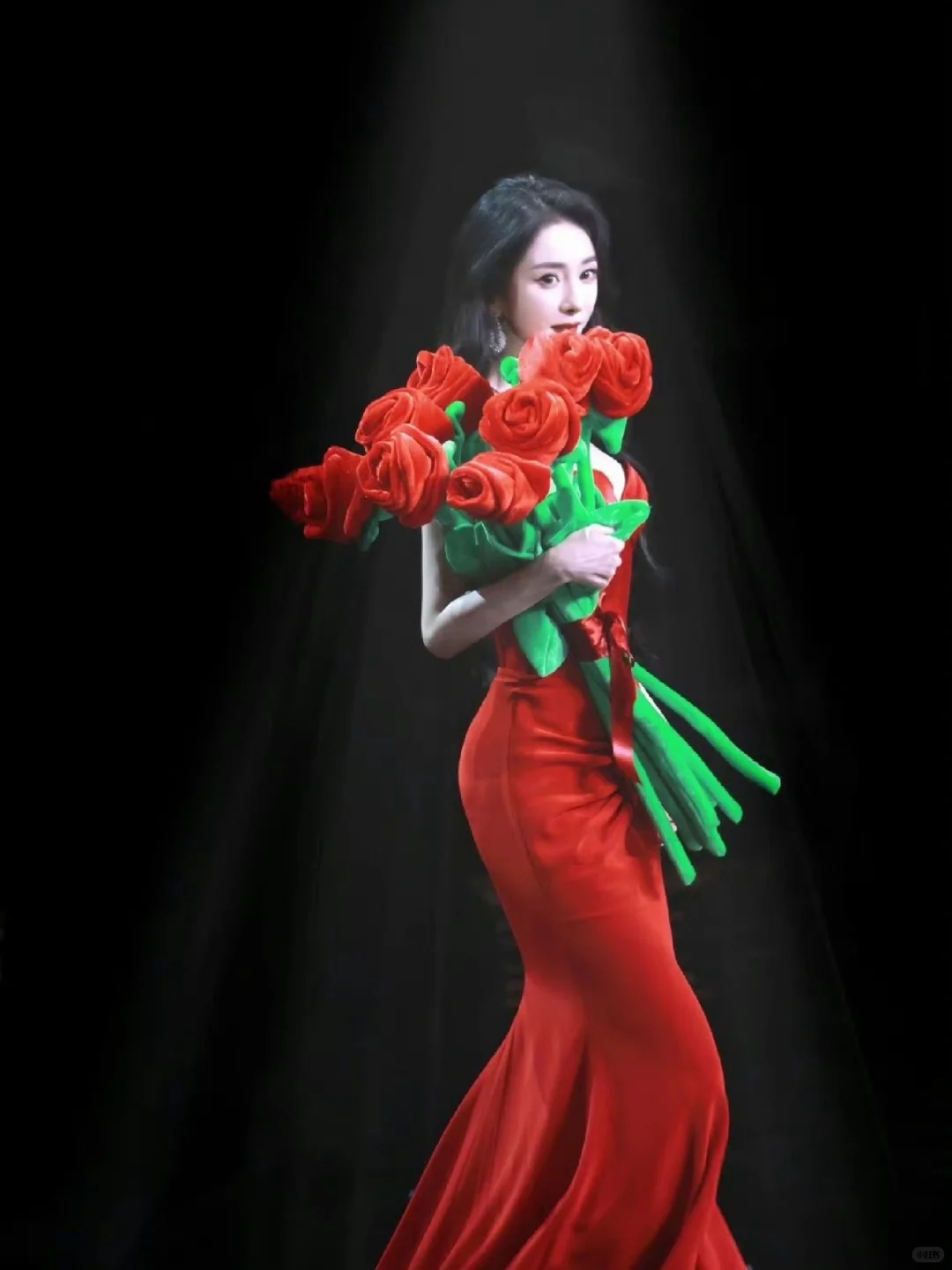 盘点一期杨幂红色服装穿搭