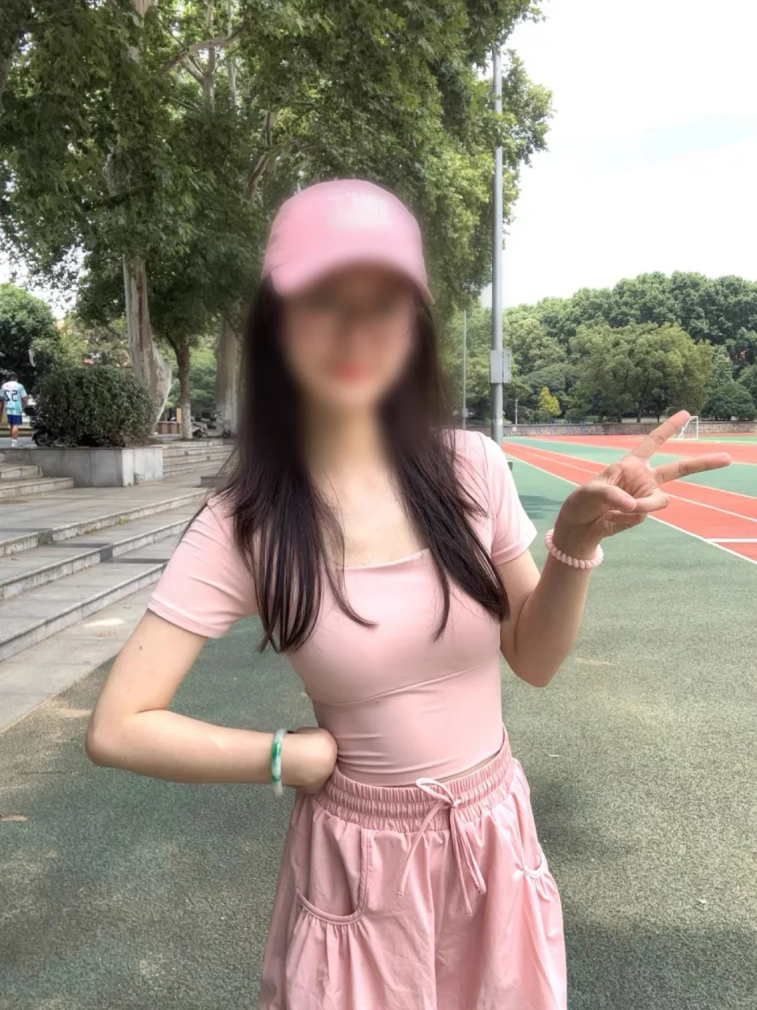 粉粉嫩嫩的瑜伽服，被我穿去操场啦?