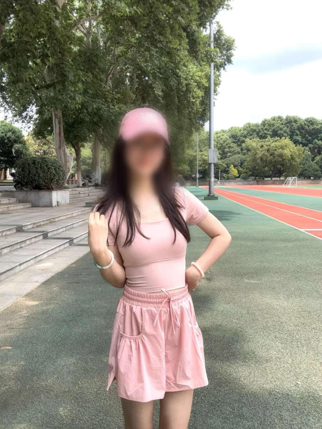 粉粉嫩嫩的瑜伽服，被我穿去操场啦?