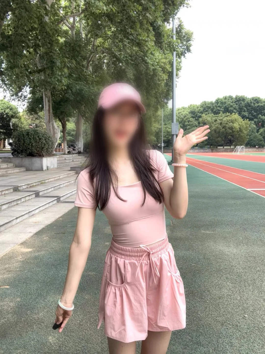 粉粉嫩嫩的瑜伽服，被我穿去操场啦?