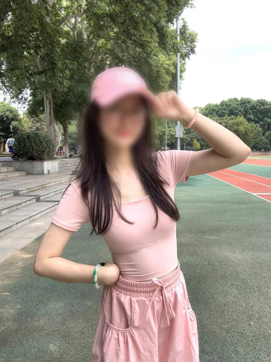 粉粉嫩嫩的瑜伽服，被我穿去操场啦?
