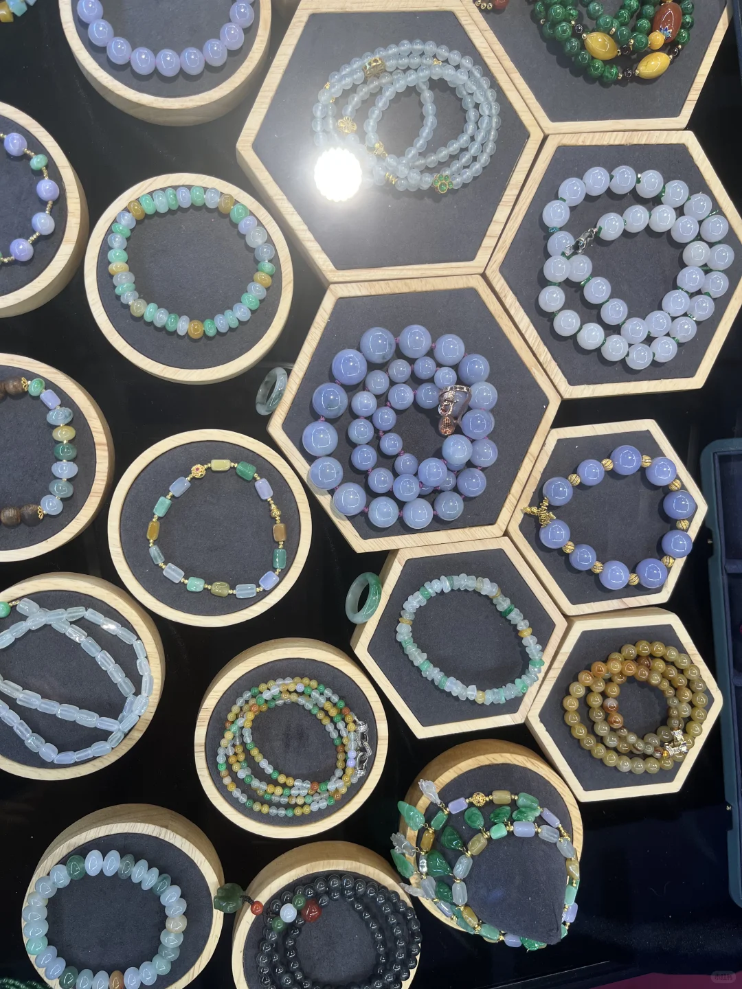 珠宝展眼花缭乱的，人还挺多的