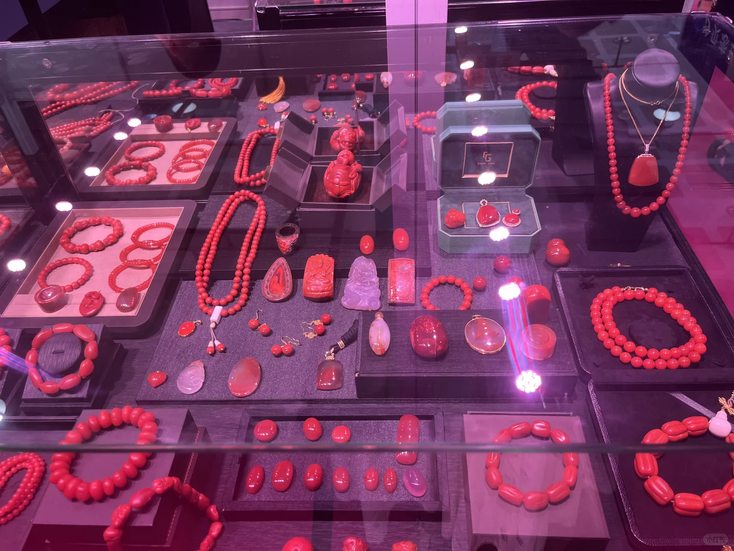珠宝展眼花缭乱的，人还挺多的