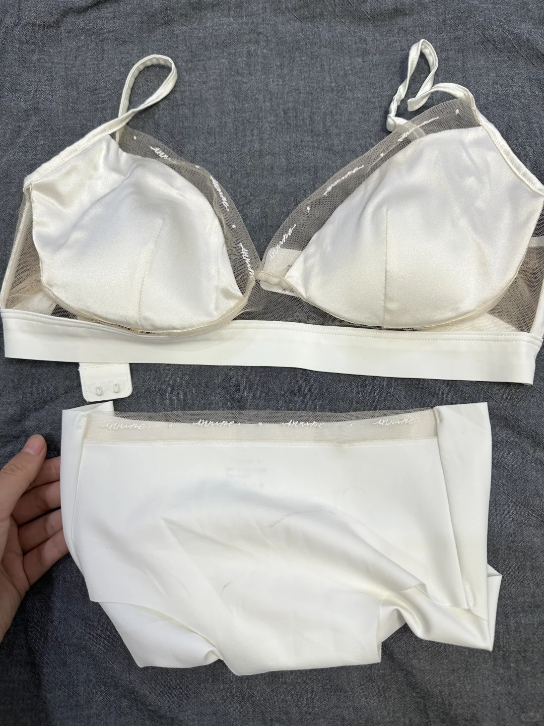 姐妹们明晚去Crush家穿哪件比较好，十万火急