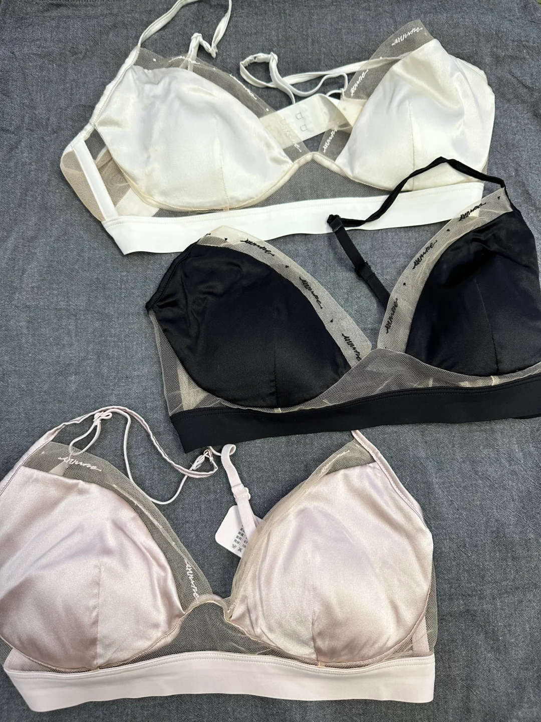 姐妹们明晚去Crush家穿哪件比较好，十万火急