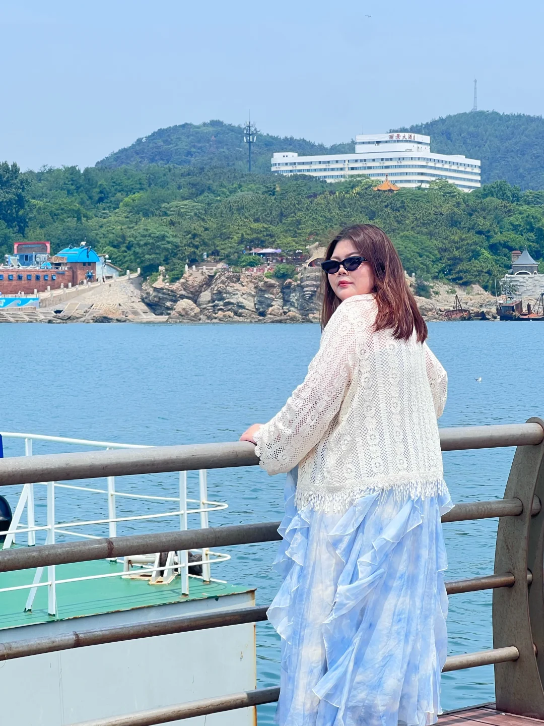 胖女生海边游玩穿搭