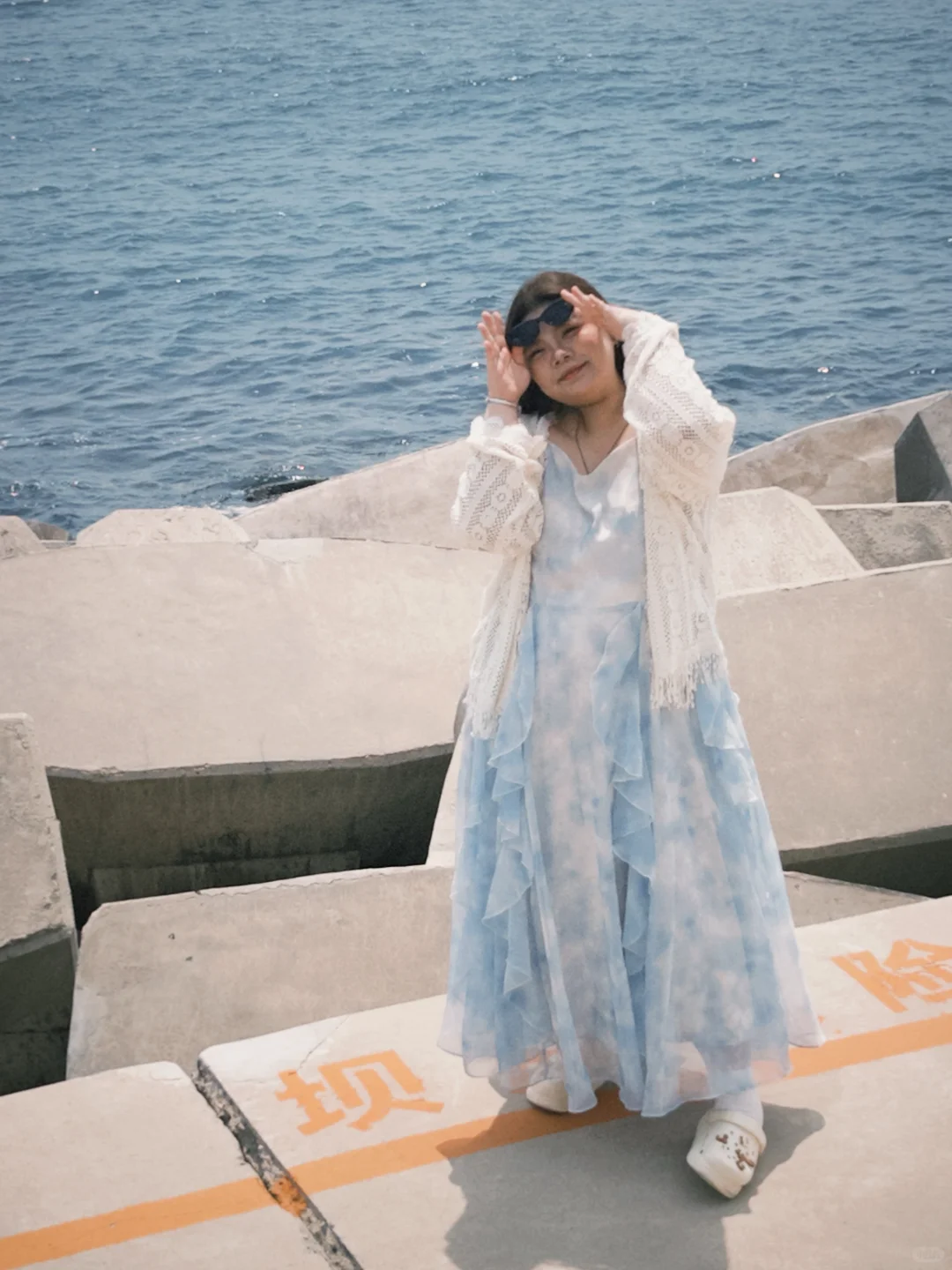 胖女生海边游玩穿搭