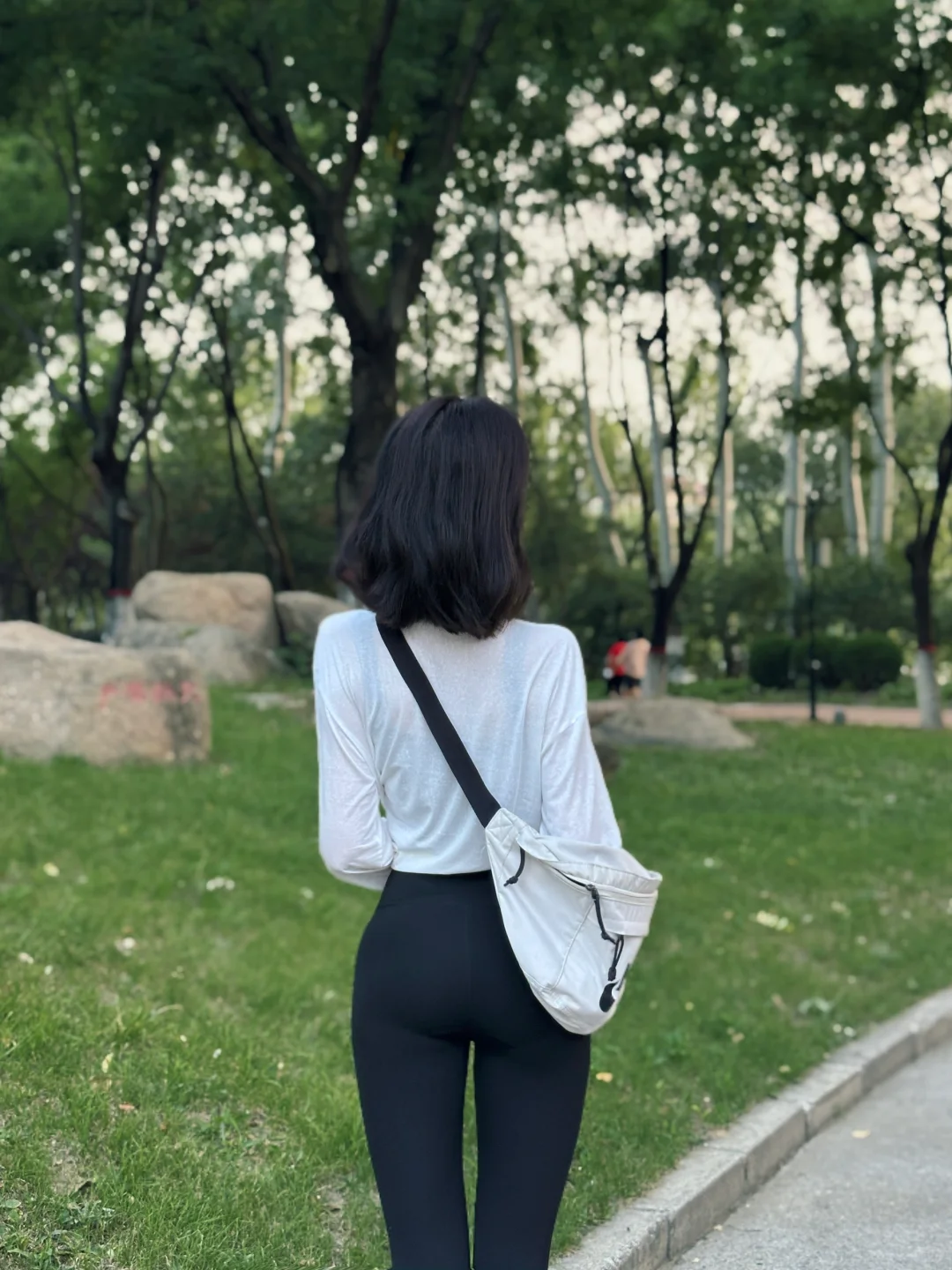 短发｜瑜伽裤女孩?