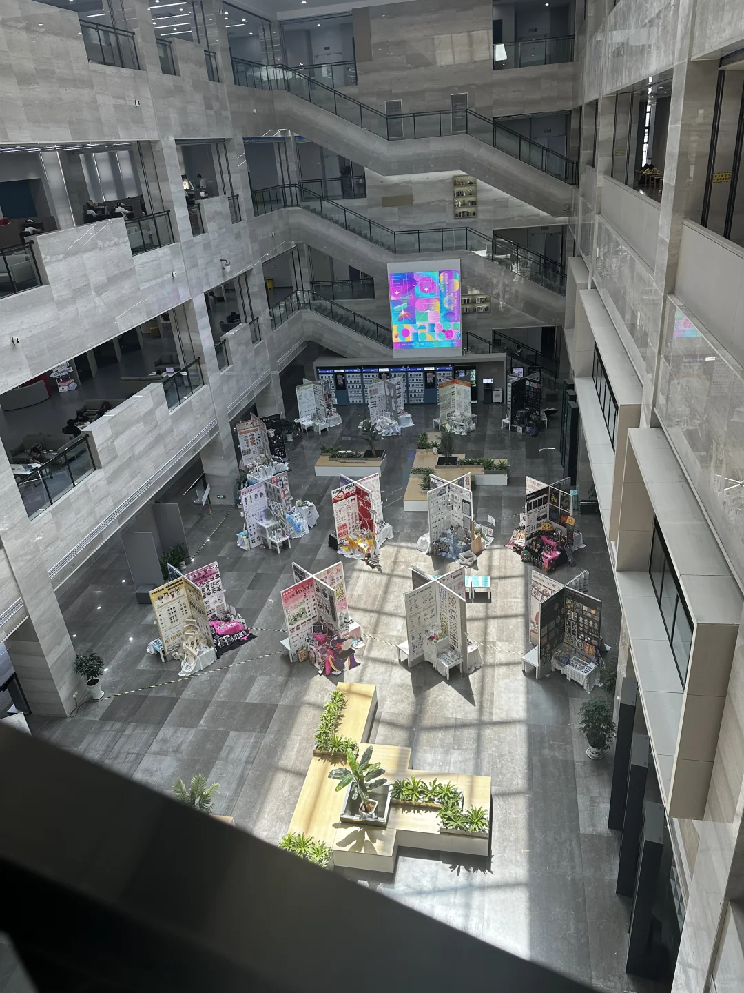 江苏师范大学科文学院图书馆的艺术设计展