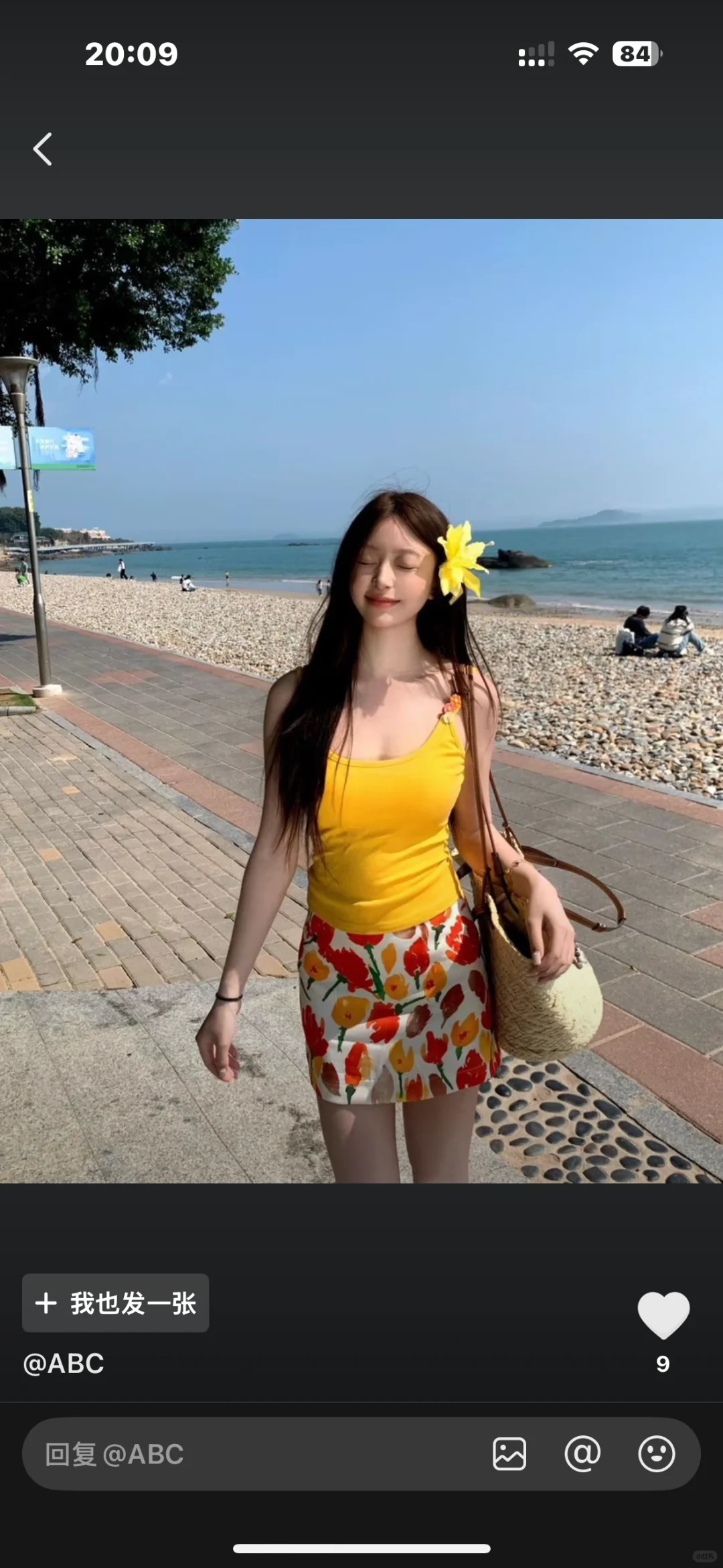 两件衣服哪个更适合去海边拍照