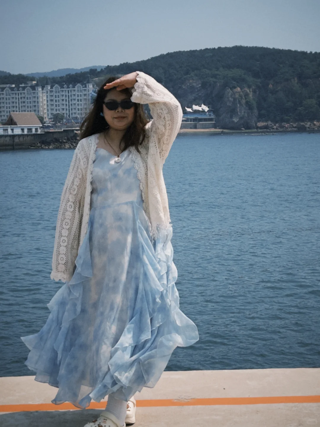 胖女生海边游玩穿搭