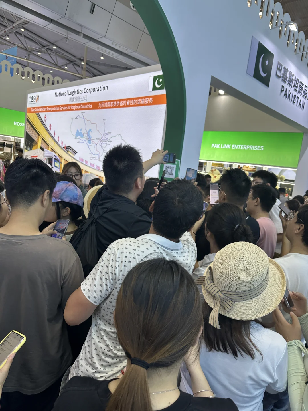 亚欧博览会｜让我康康谁还没吃“芒巴巴”