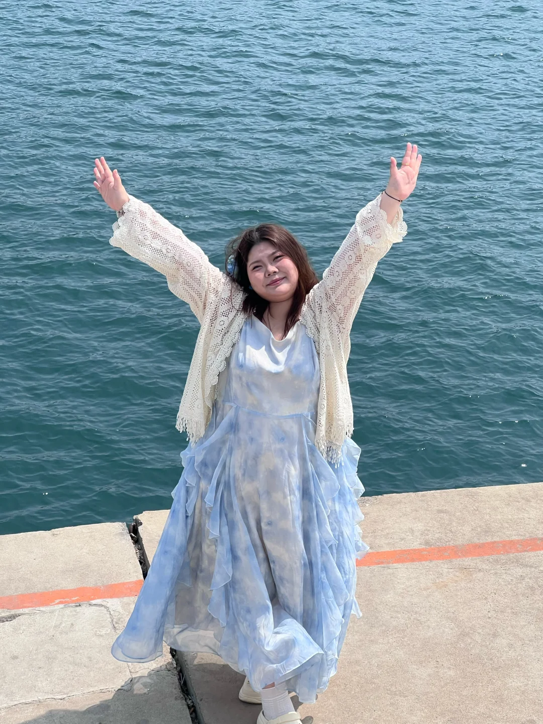 胖女生海边游玩穿搭