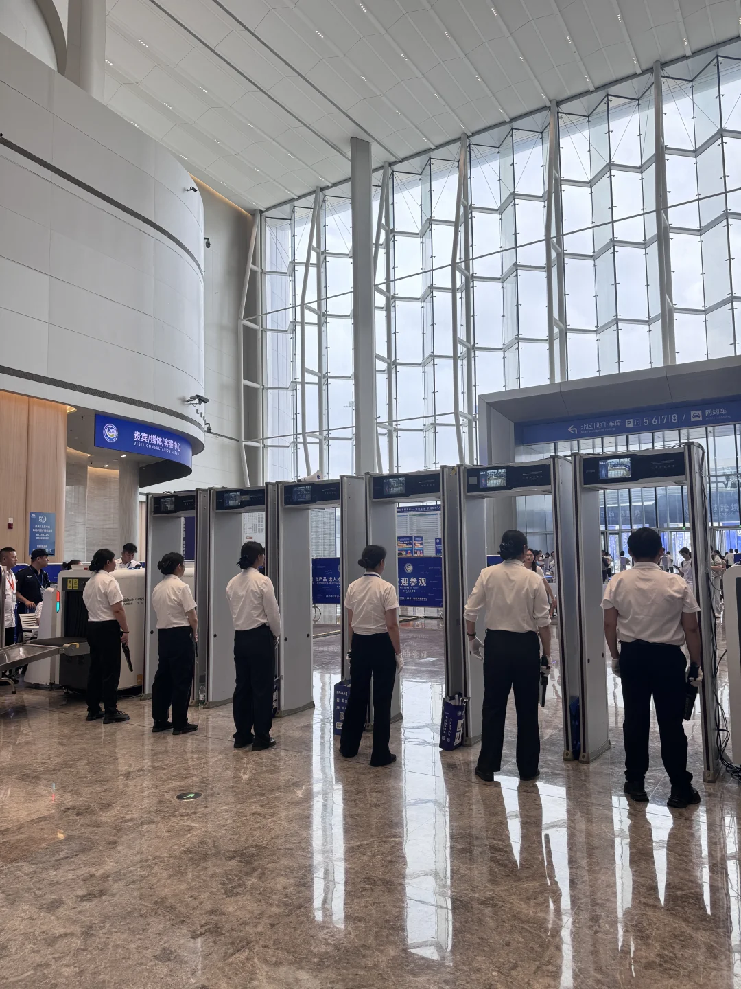 来客户展会拍素材啦！