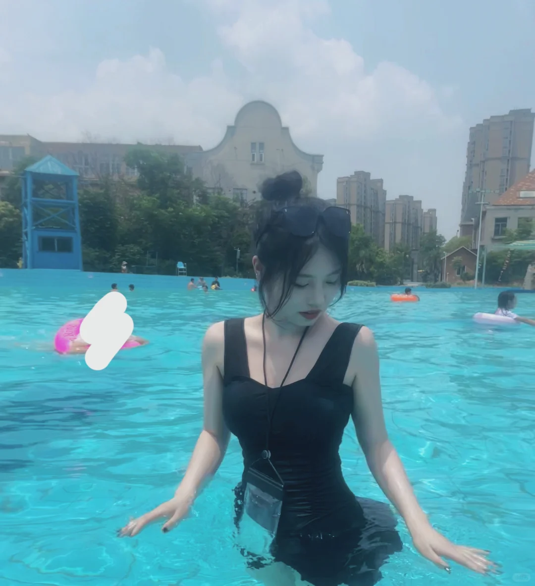 保守又带点小性感的泳衣！真的爱了啊！！！