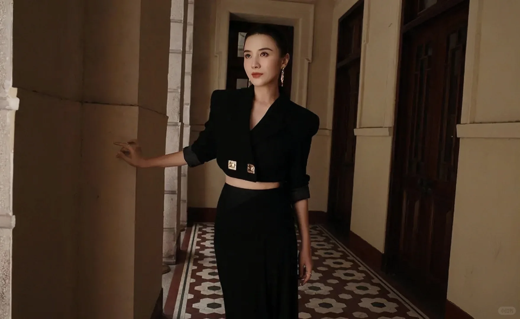 宋佳穿深V西装走路 小露蛮腰彰显熟女魅力
