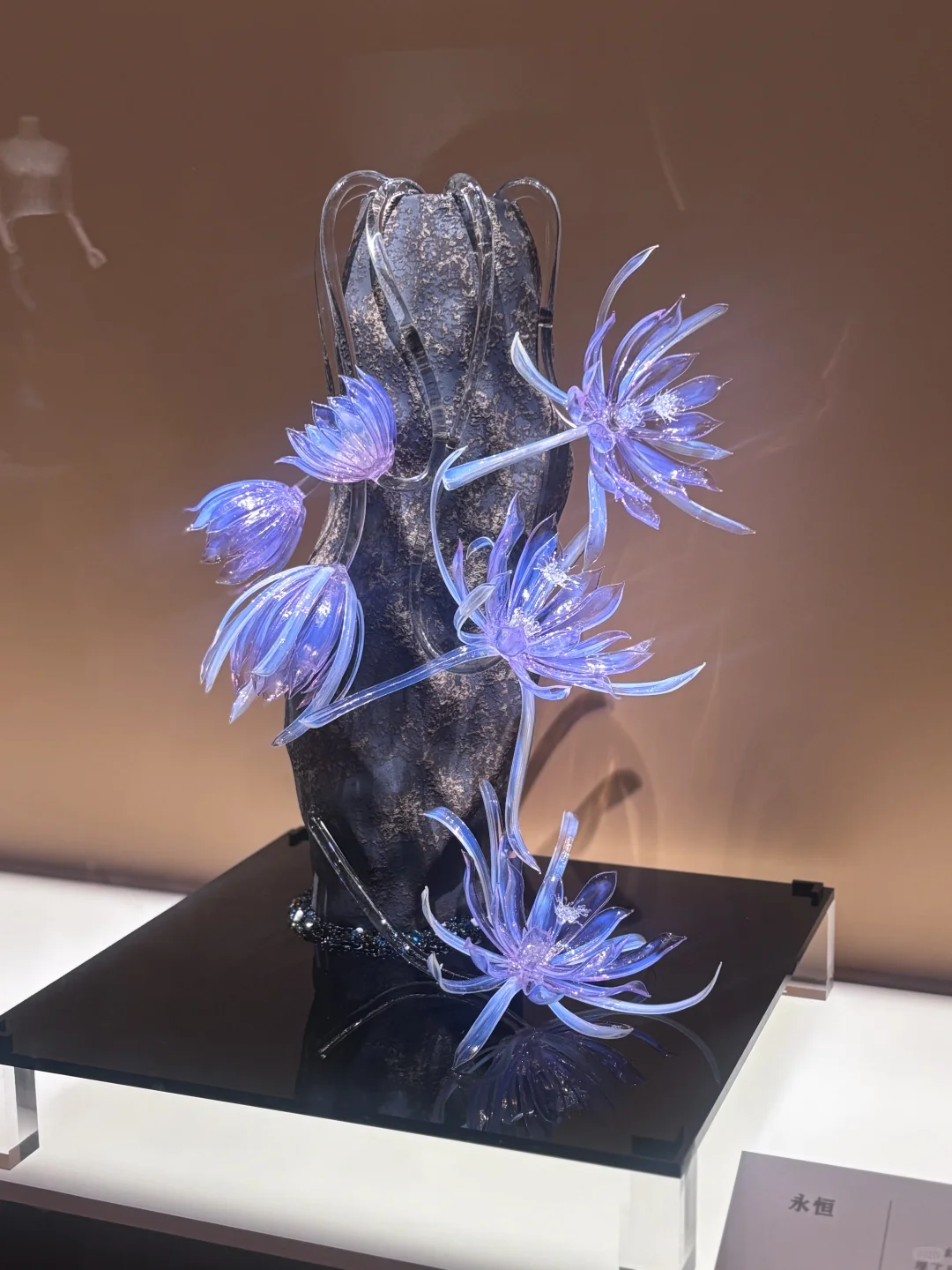 国博琉璃展美到失语