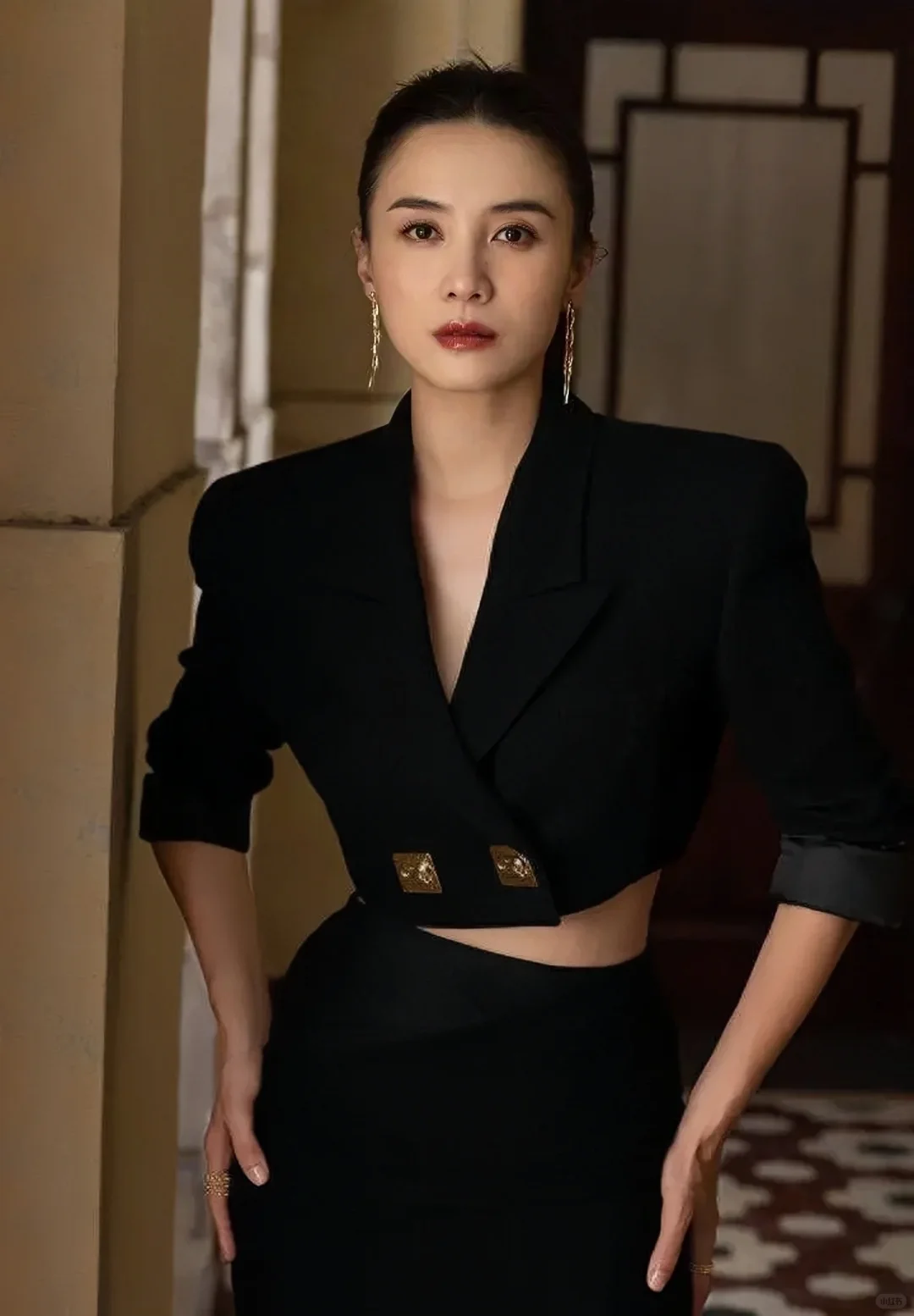 宋佳穿深V西装走路 小露蛮腰彰显熟女魅力