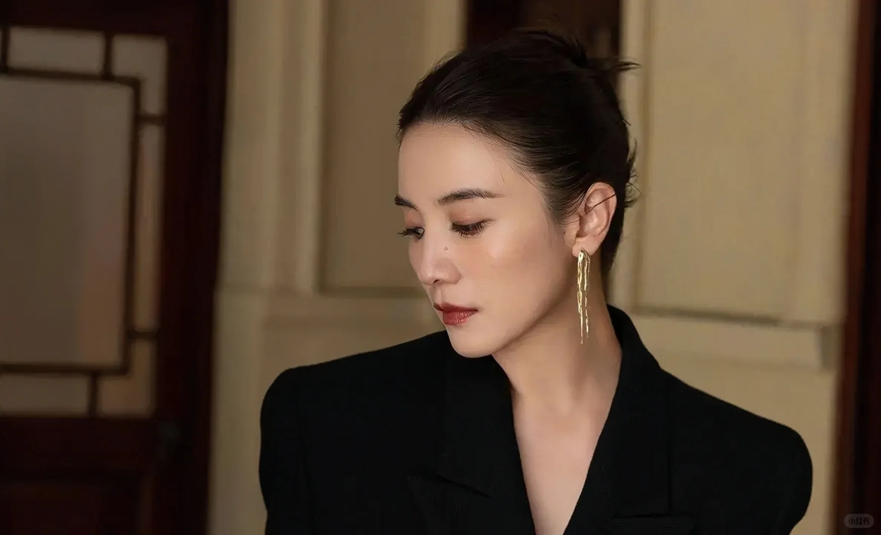宋佳穿深V西装走路 小露蛮腰彰显熟女魅力