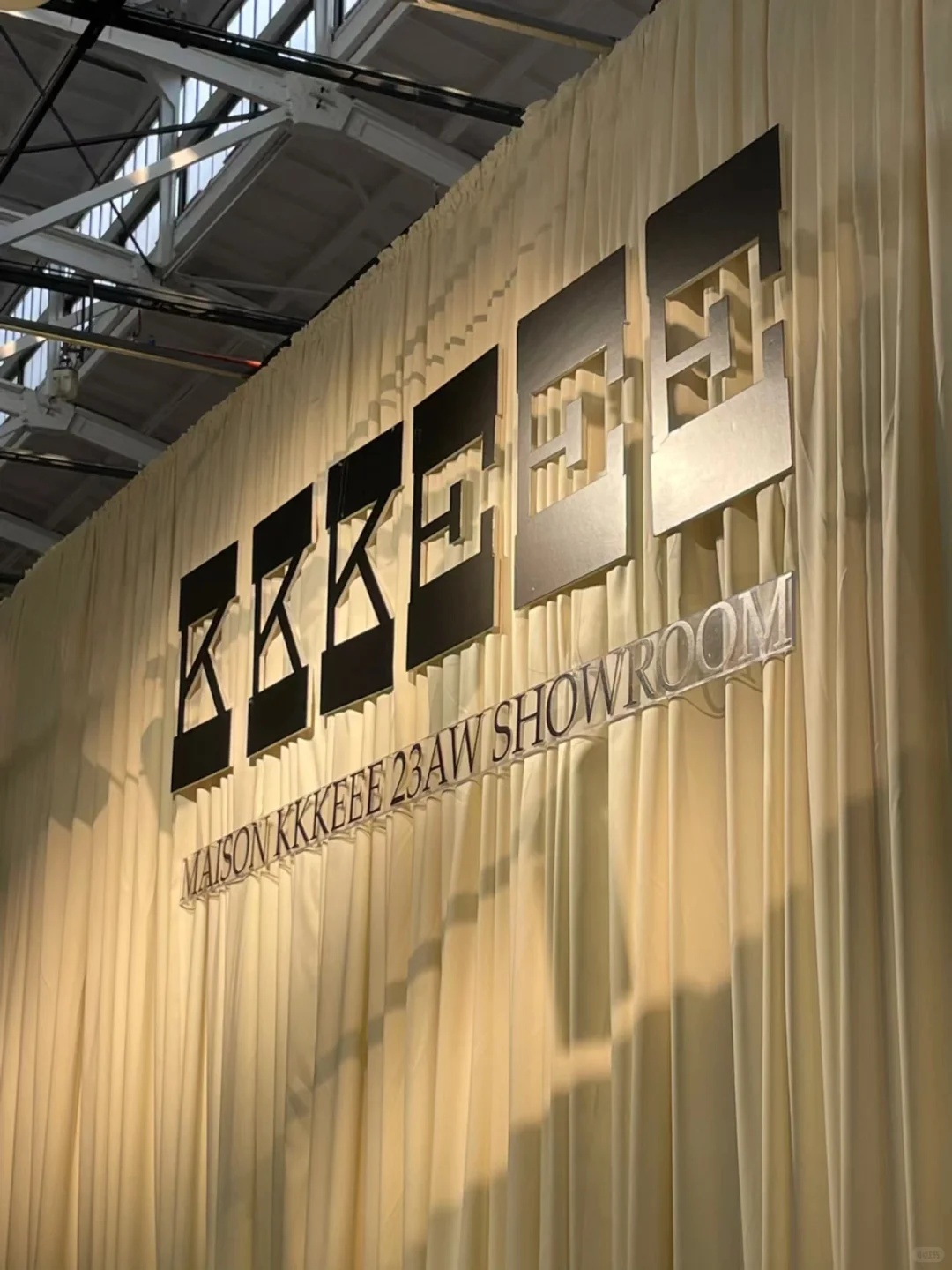 为KKKEEE冬季展会的展位设计与展陈