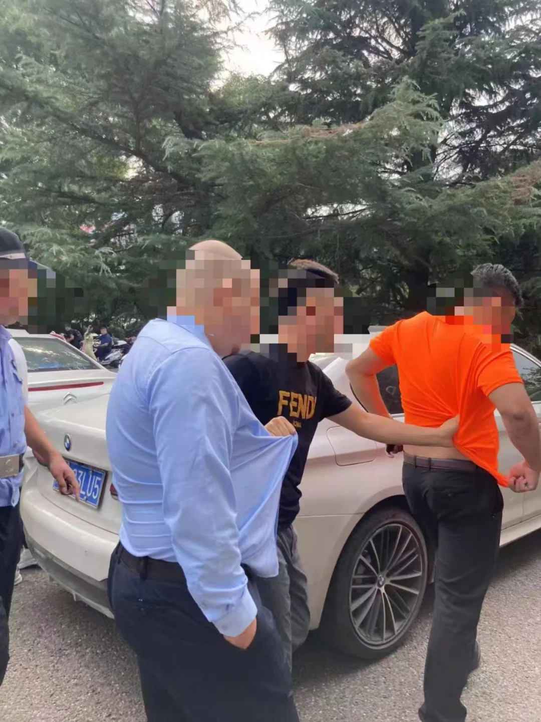 开会开到一半，警察破门而入……