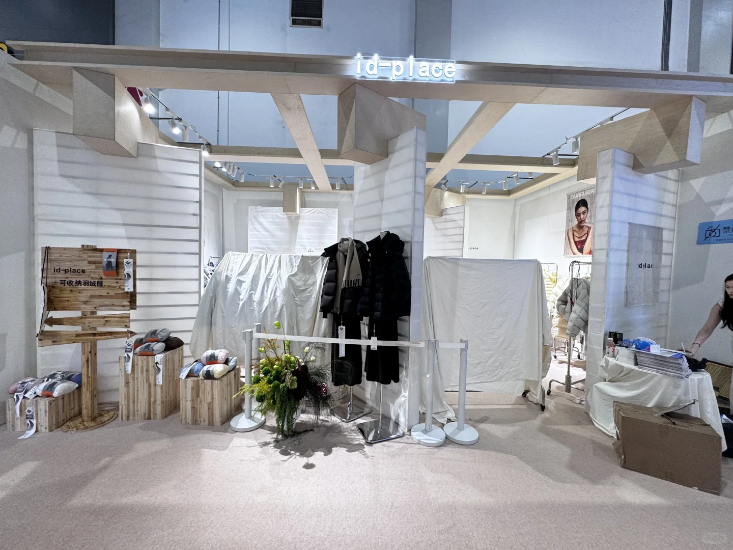 2025年冬季意法展会这家羽绒服店铺火爆了