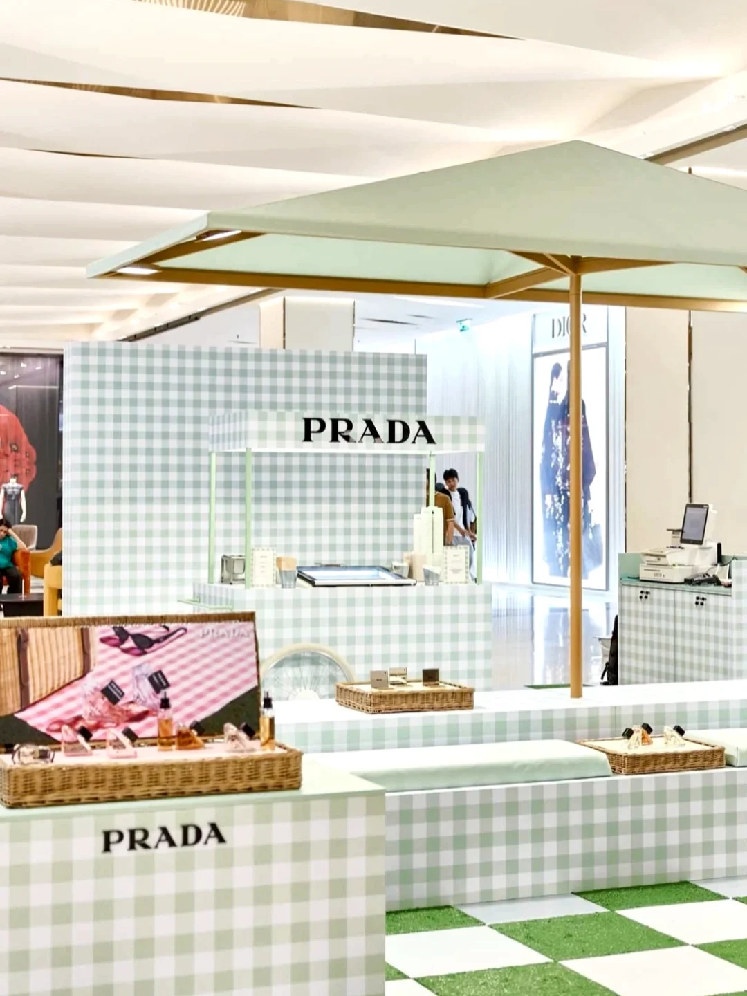 快闪美陈?Prada beauty夏日巡展德国展